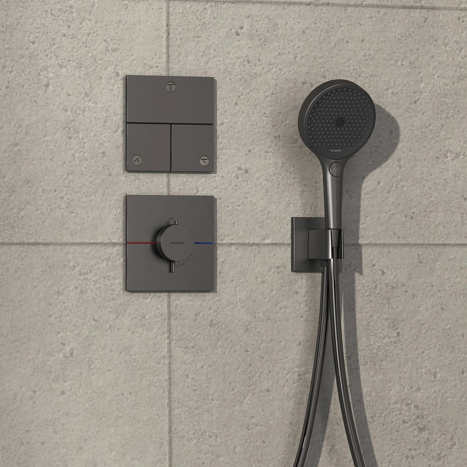 Szary system prysznicowy na ścianie łazienki, hansgrohe