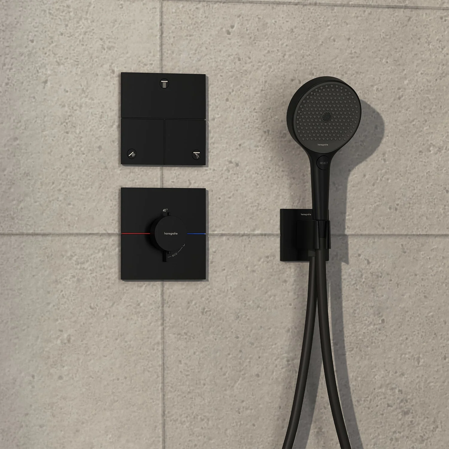 Czarny system prysznicowy na ścianie łazienki, hansgrohe