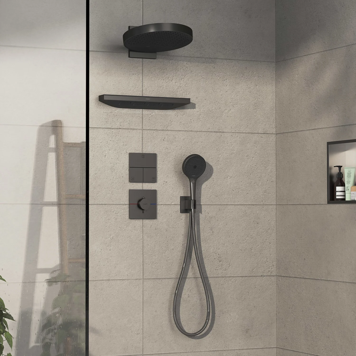 Czarny system prysznicowy w nowoczesnym prysznicu, hansgrohe