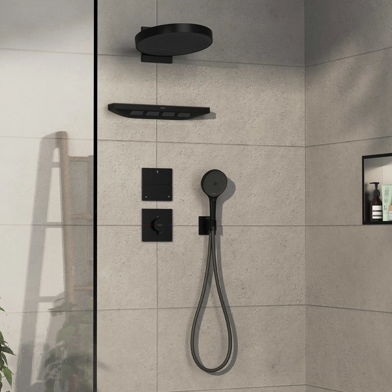 Czarny system prysznicowy w nowoczesnym prysznicu, hansgrohe