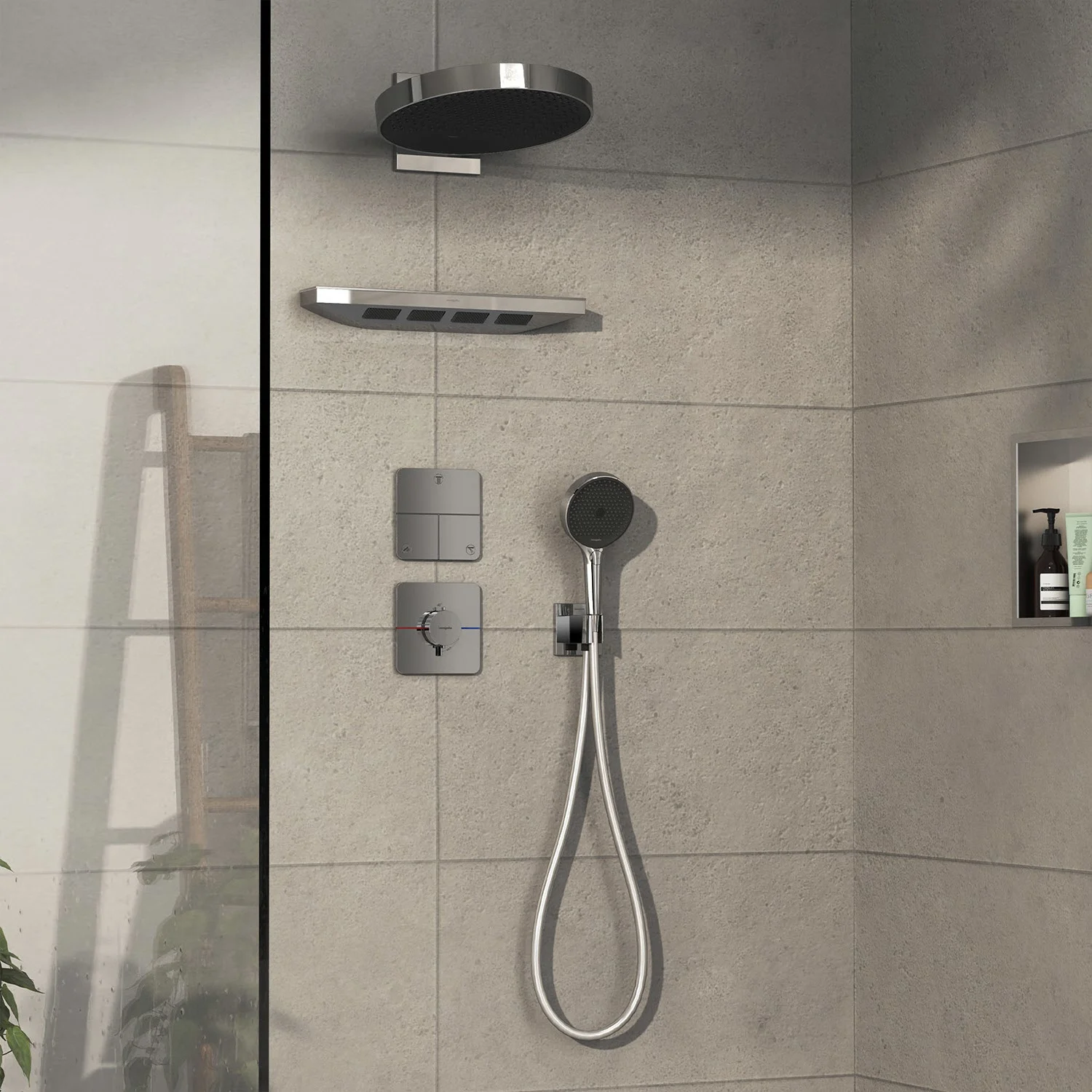 Srebrny system prysznicowy w nowoczesnej kabinie prysznicowej, hansgrohe