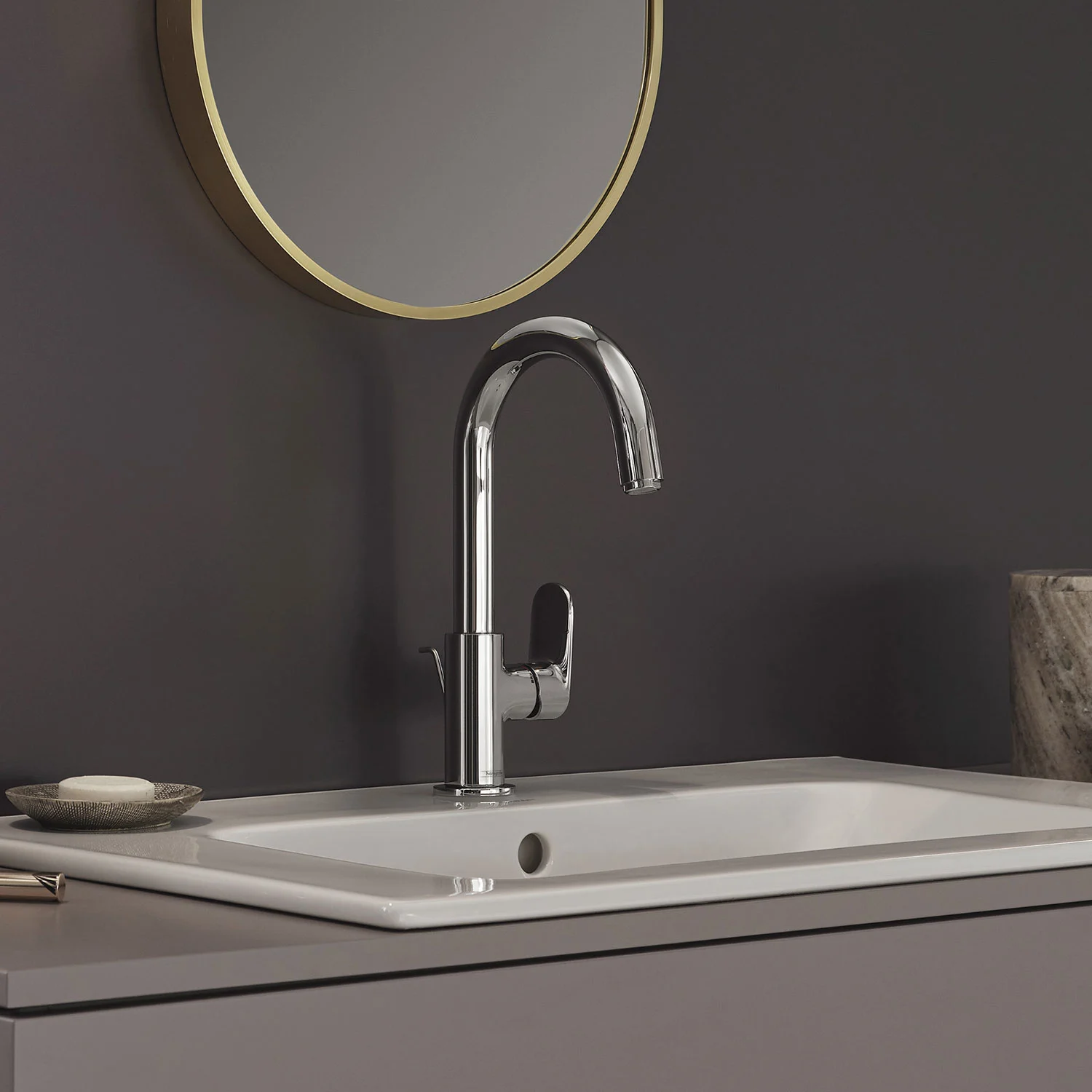 Bateria umywalkowa w ciemnej łazience, hansgrohe
