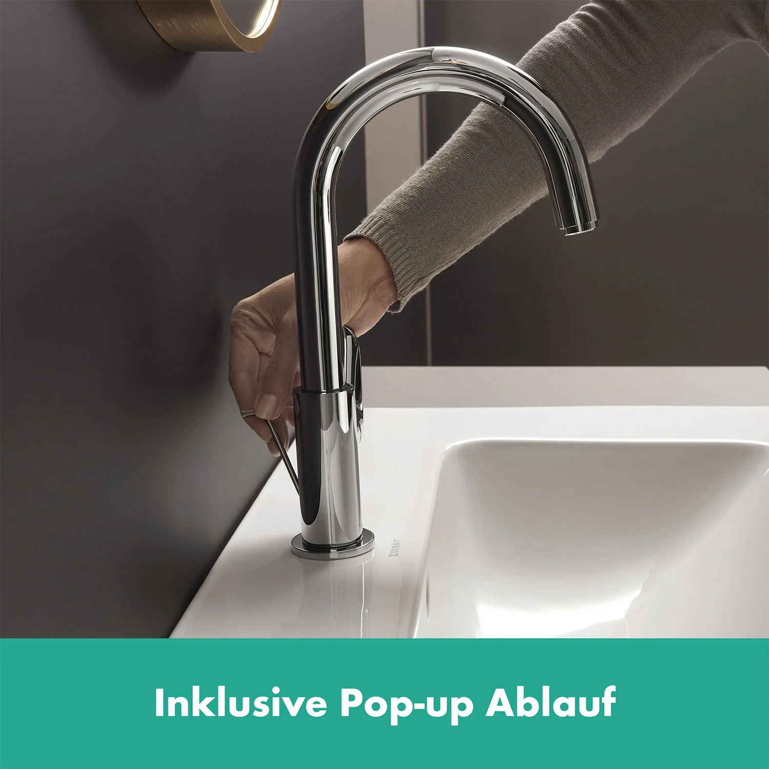 Osoba obsługuje baterię umywalkową z odpływem pop-up, hansgrohe