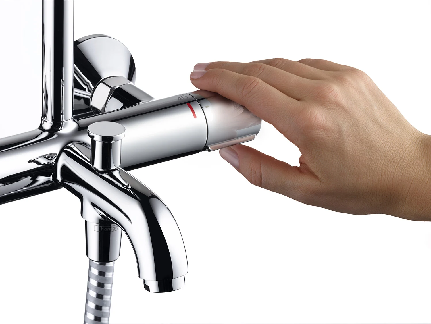 Ręka reguluje chromowany system prysznicowy z kroplami wody, hansgrohe