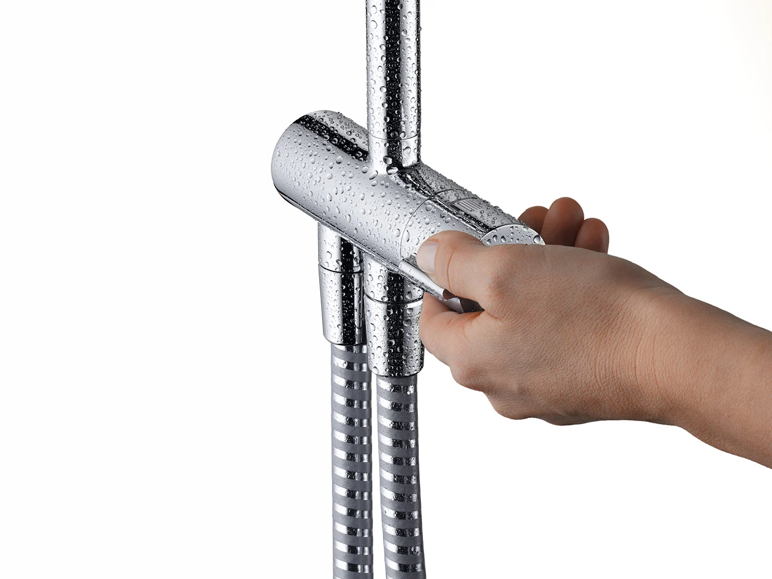 Ręka reguluje armaturę prysznicową z kroplami wody, hansgrohe