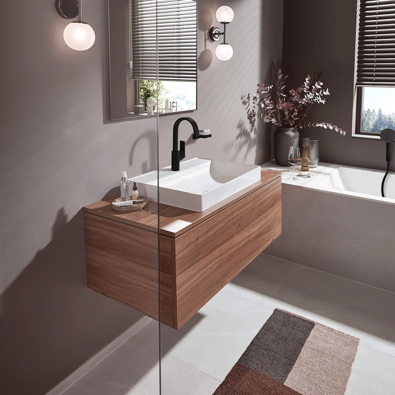 Łazienka z czarną baterią i umywalką, hansgrohe