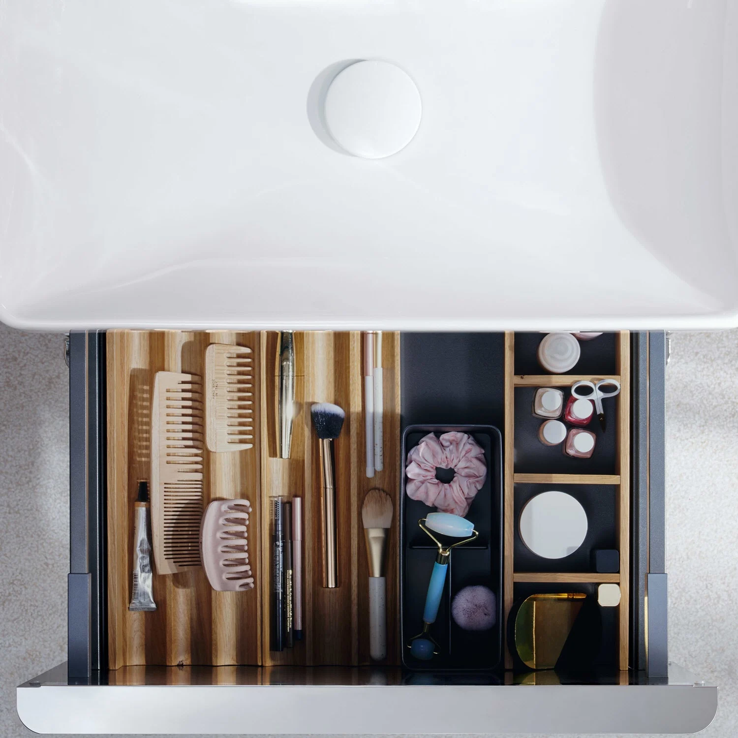 Zbliżenie otwartej szuflady z akcesoriami łazienkowymi, hansgrohe