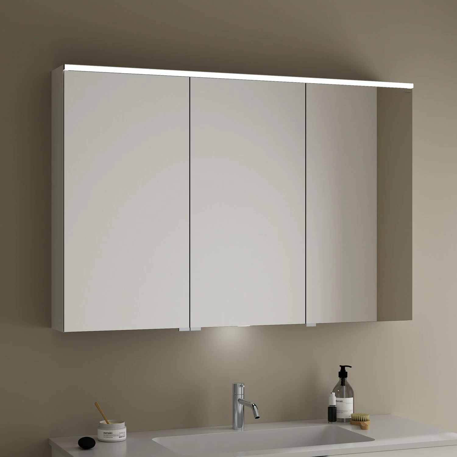 burgbad Eqio Spiegelschrank mit LED-Aufsatzleuchte und LED-Waschtischbeleuchtung 120 cm Links