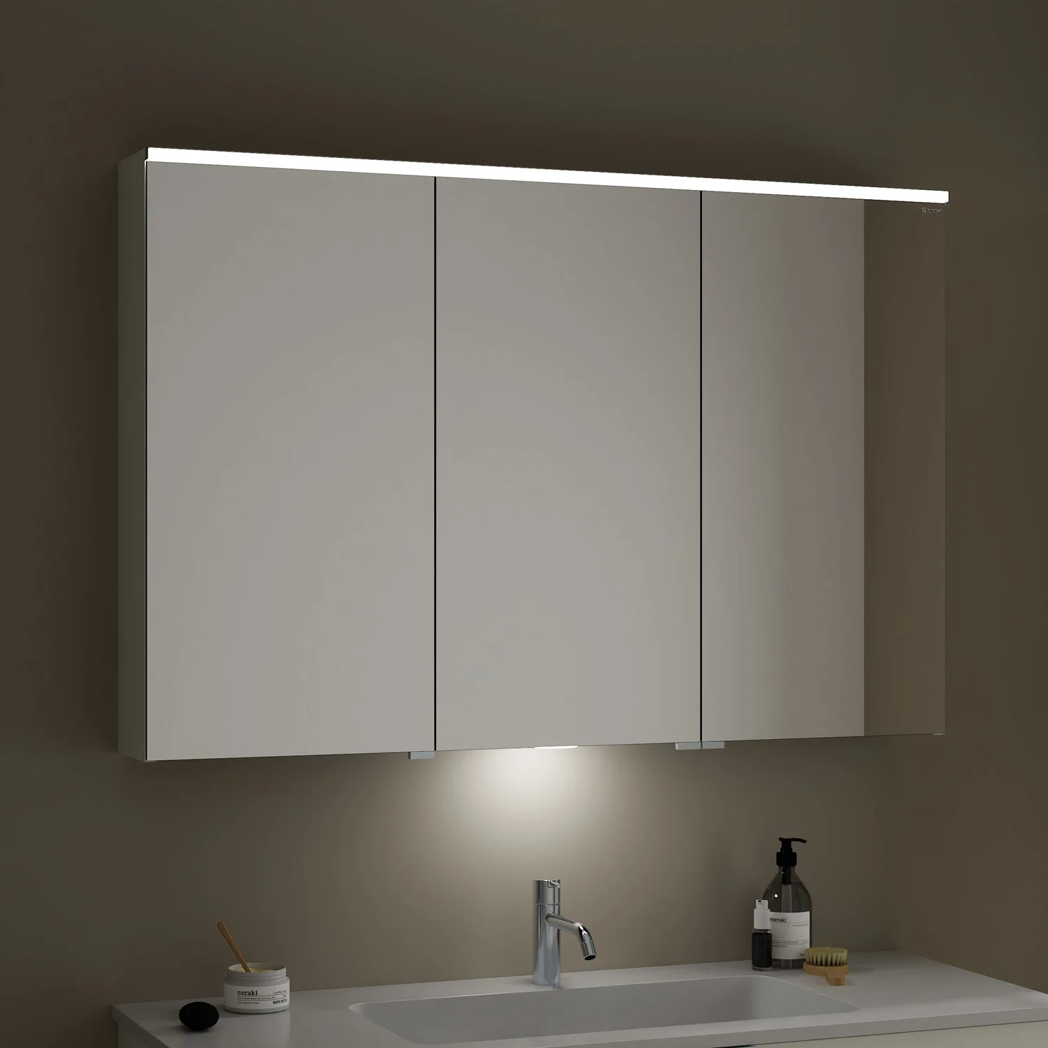 burgbad Eqio Spiegelschrank mit LED-Aufsatzleuchte und LED-Waschtischbeleuchtung 120 cm Rechts