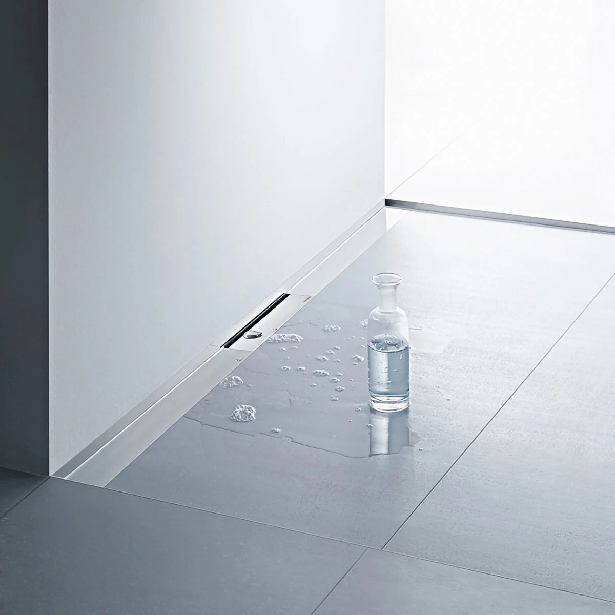 Odpływ prysznicowy z butelką wody na podłodze, Dallmer