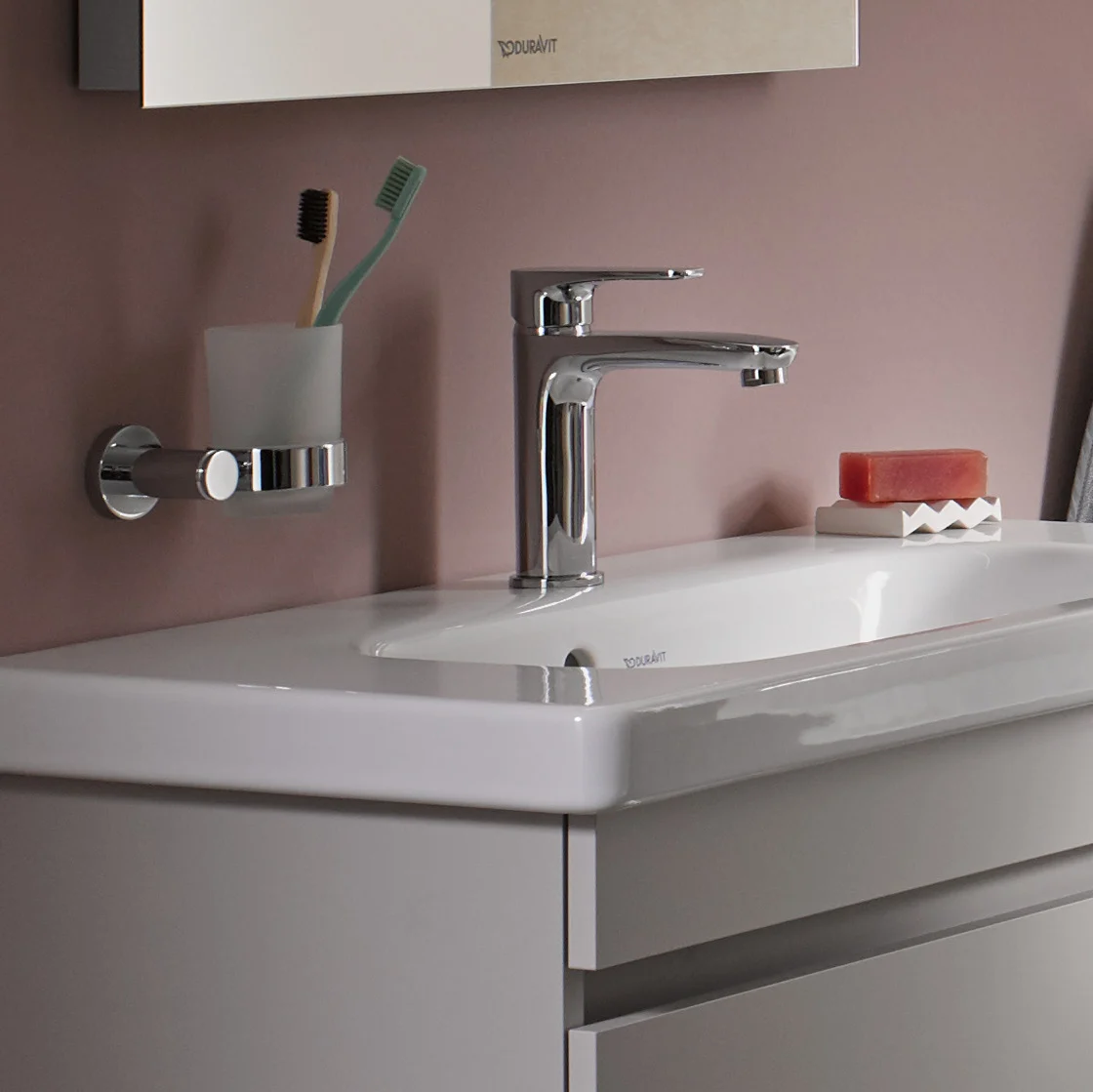 Widok z boku umywalki z baterią, Duravit