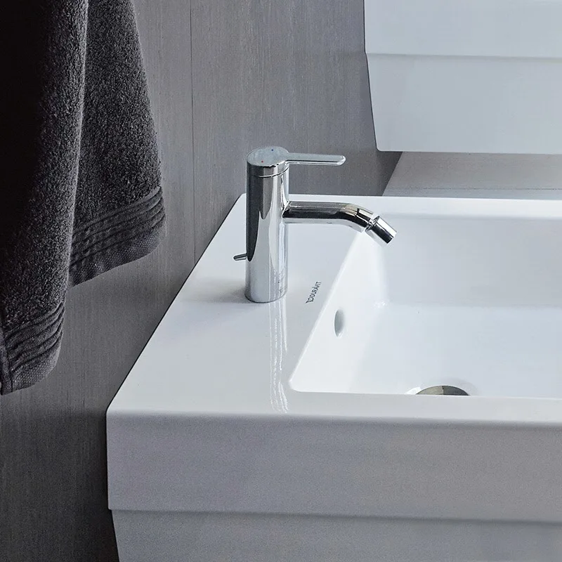 Chromowana bateria umywalkowa na białej umywalce, Duravit