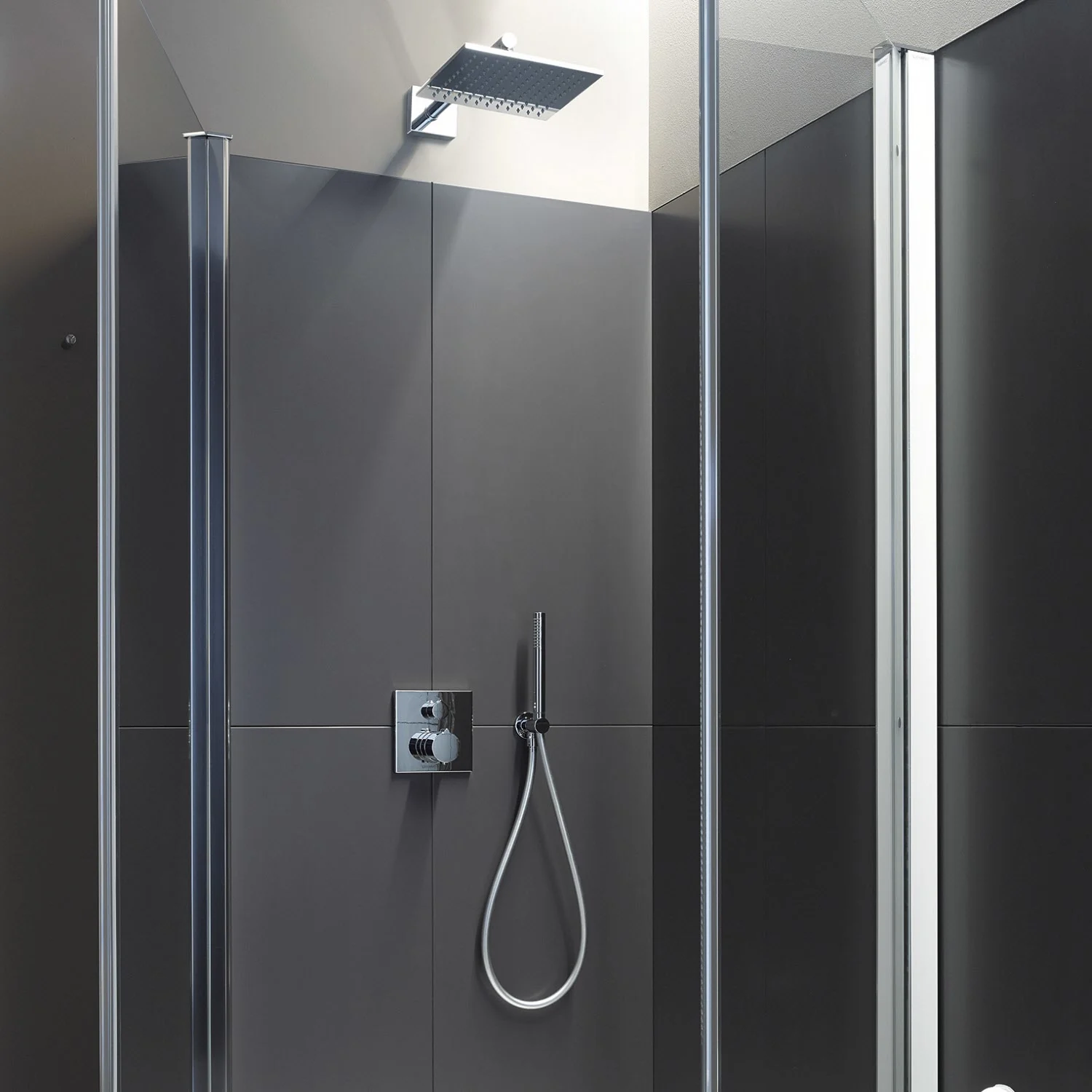 Prysznic z kwadratową głowicą w nowoczesnej kabinie, Duravit