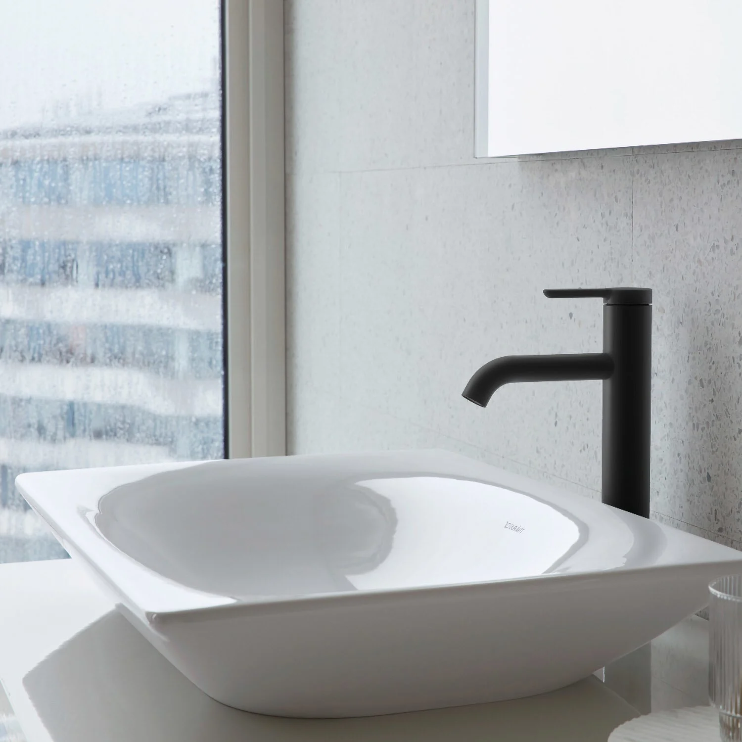 Umywalka z czarną baterią w łazience, Duravit