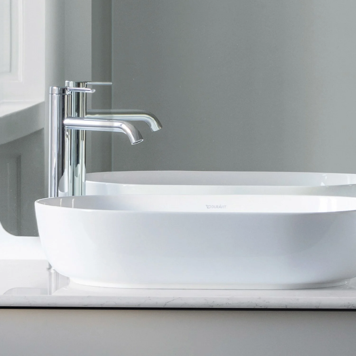 Umywalka z baterią przed lustrem, Duravit