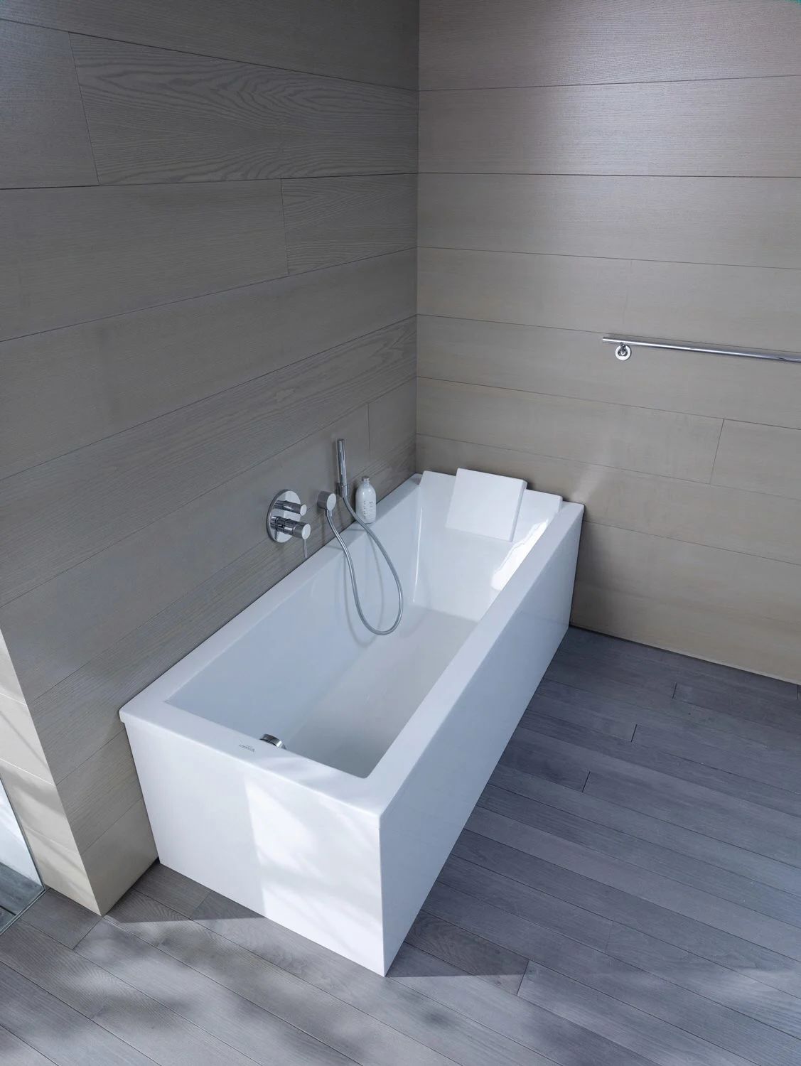 Biała wanna w nowoczesnej łazience, Duravit
