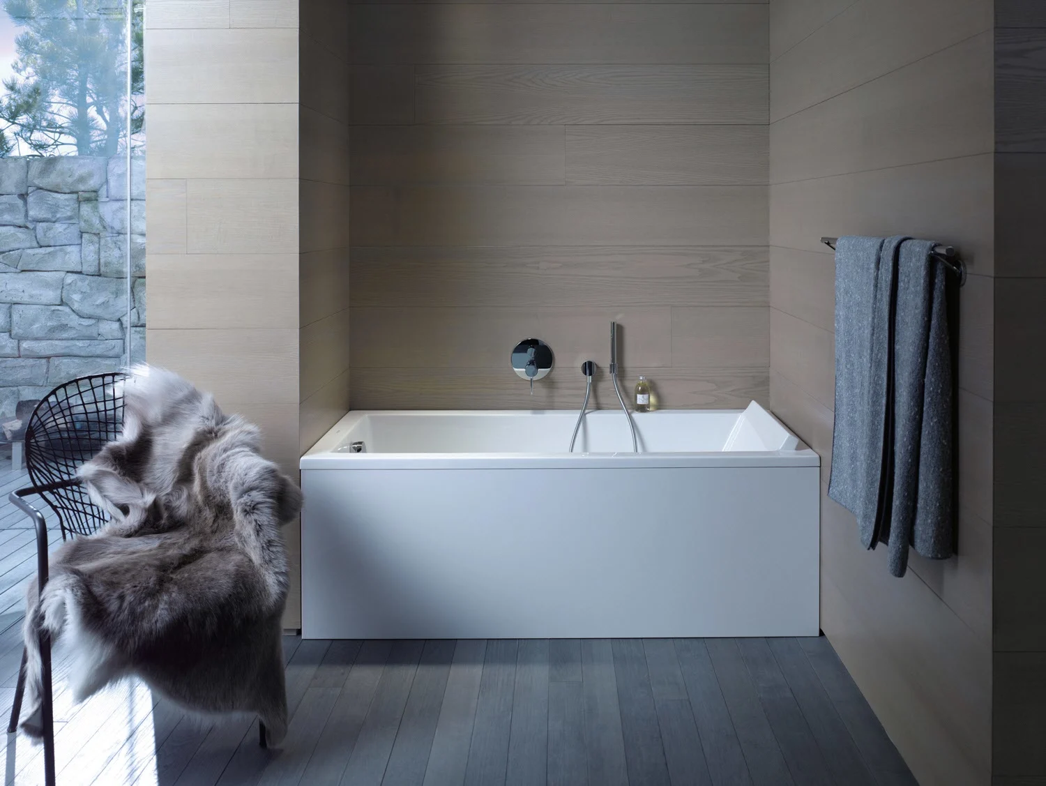 Wanna w stylowej łazience z drewnianymi panelami, Duravit