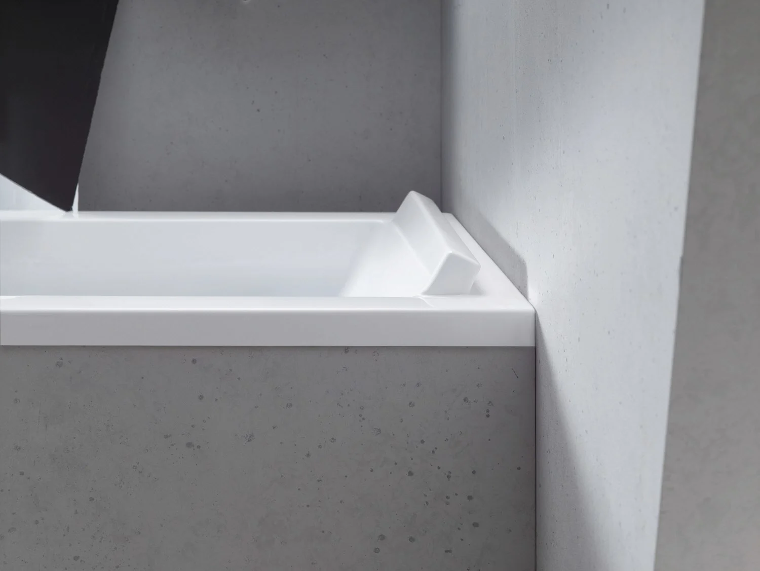 Biała wanna zainstalowana w rogu, Duravit