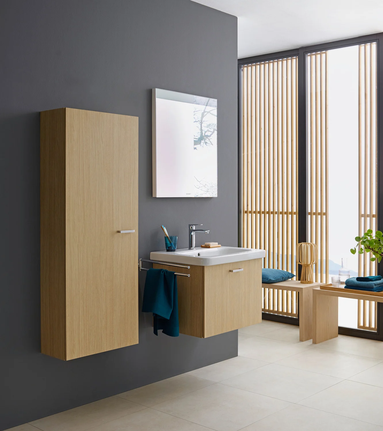 Nowoczesna łazienka z drewnianymi szafkami i lustrem Duravit, Duravit