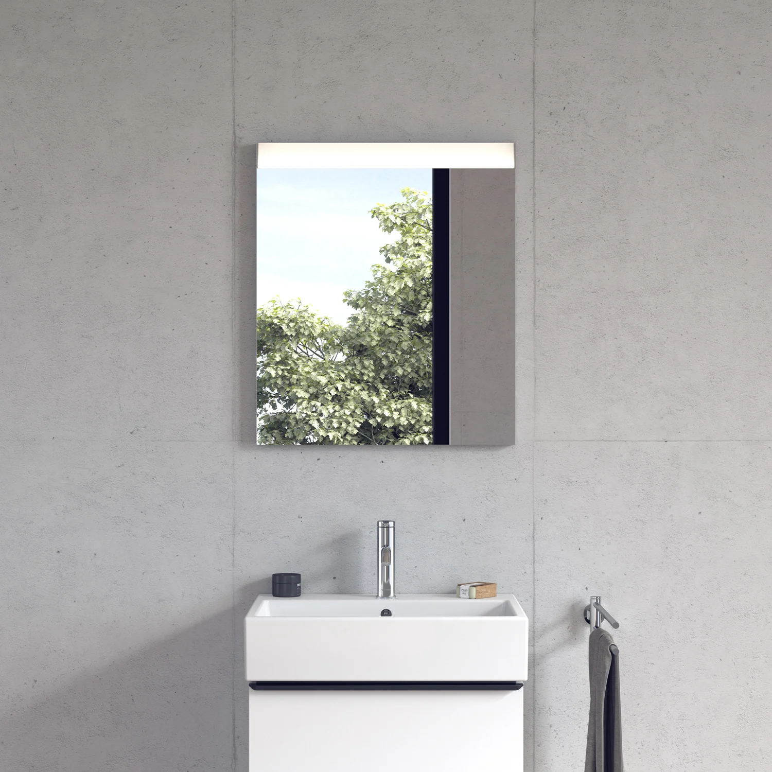 Lustro nad umywalką z odbiciem drzewa, Duravit