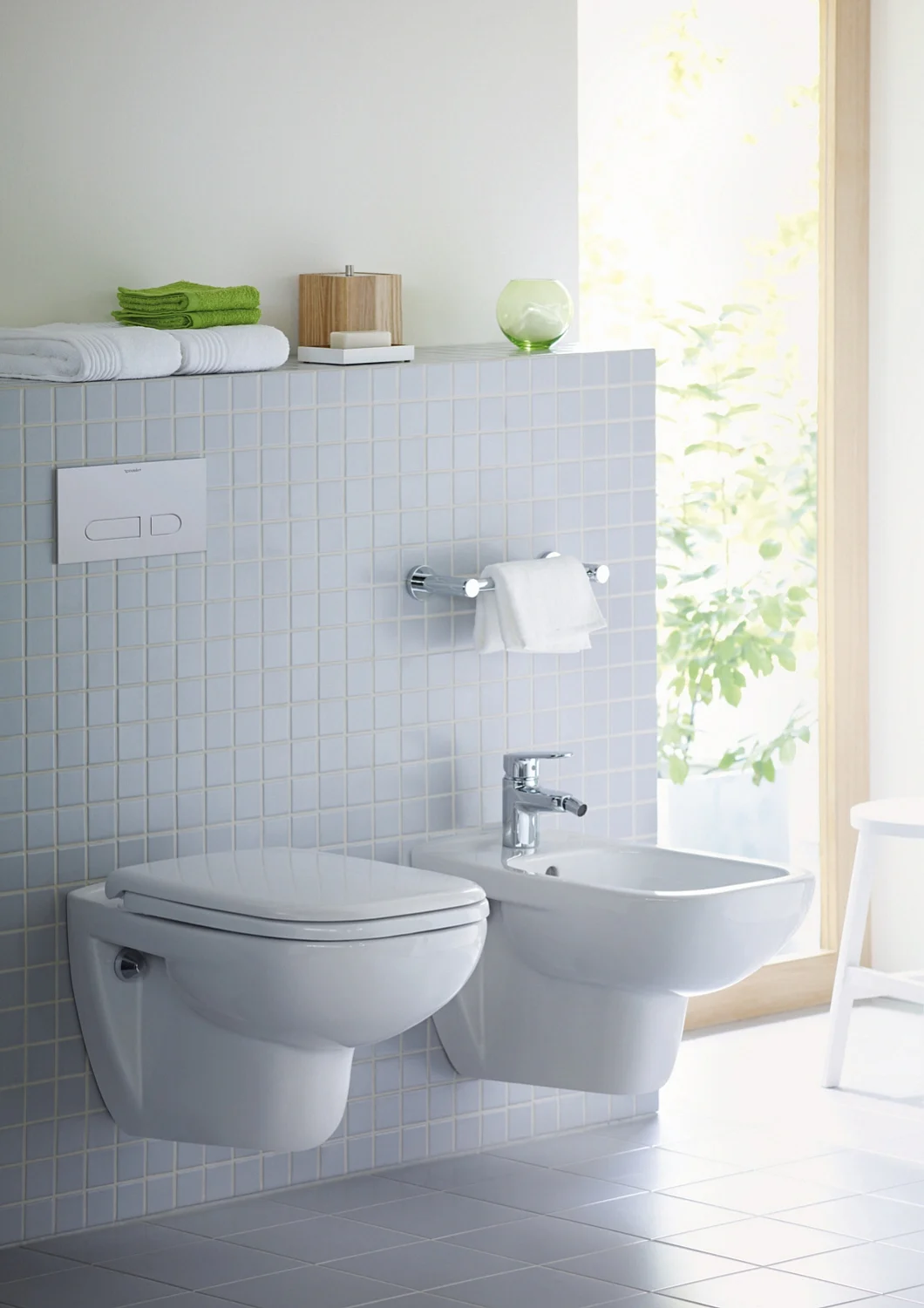 Jasna łazienka z toaletą i bidetem, Duravit