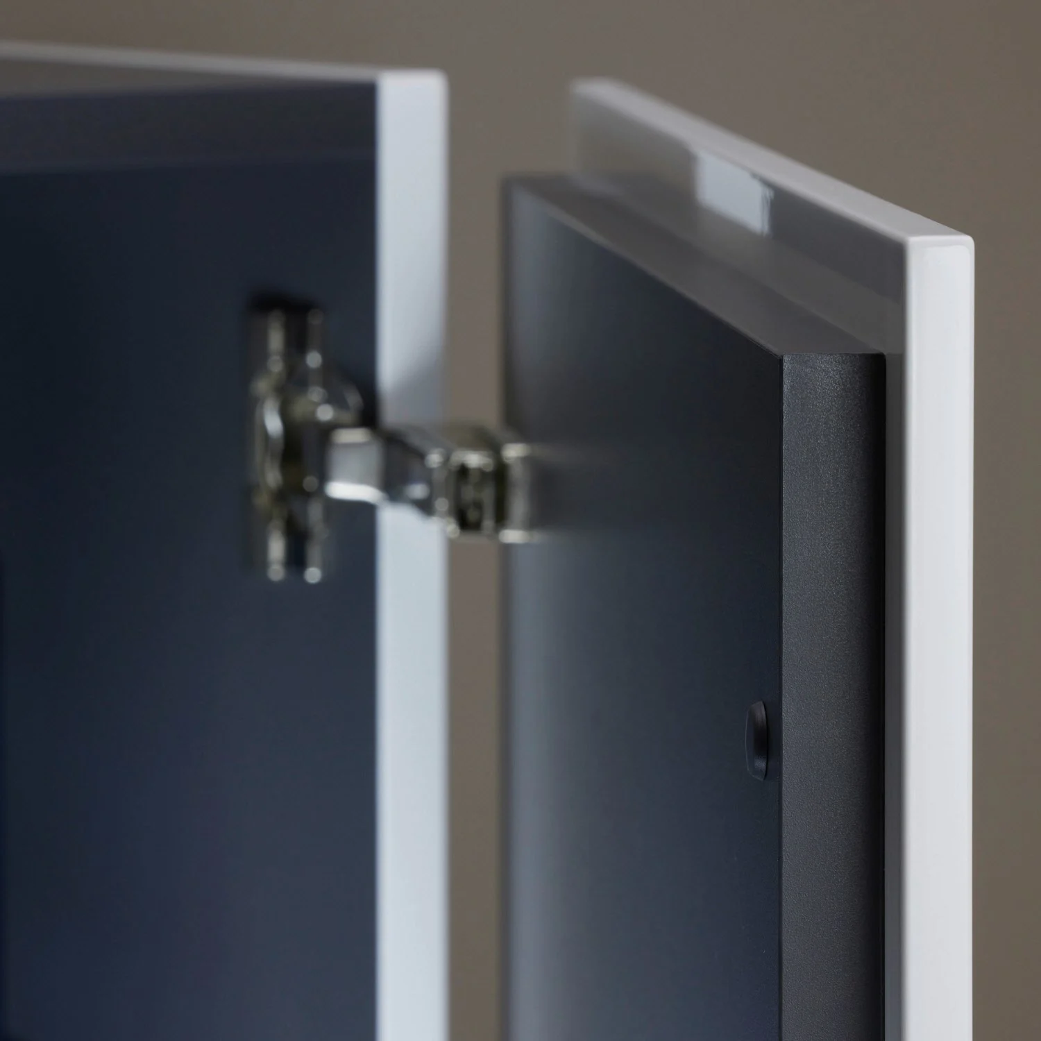 Duravit L-Cube Halbhochschrank 70 x 24,3 x 80 cm Bild 9