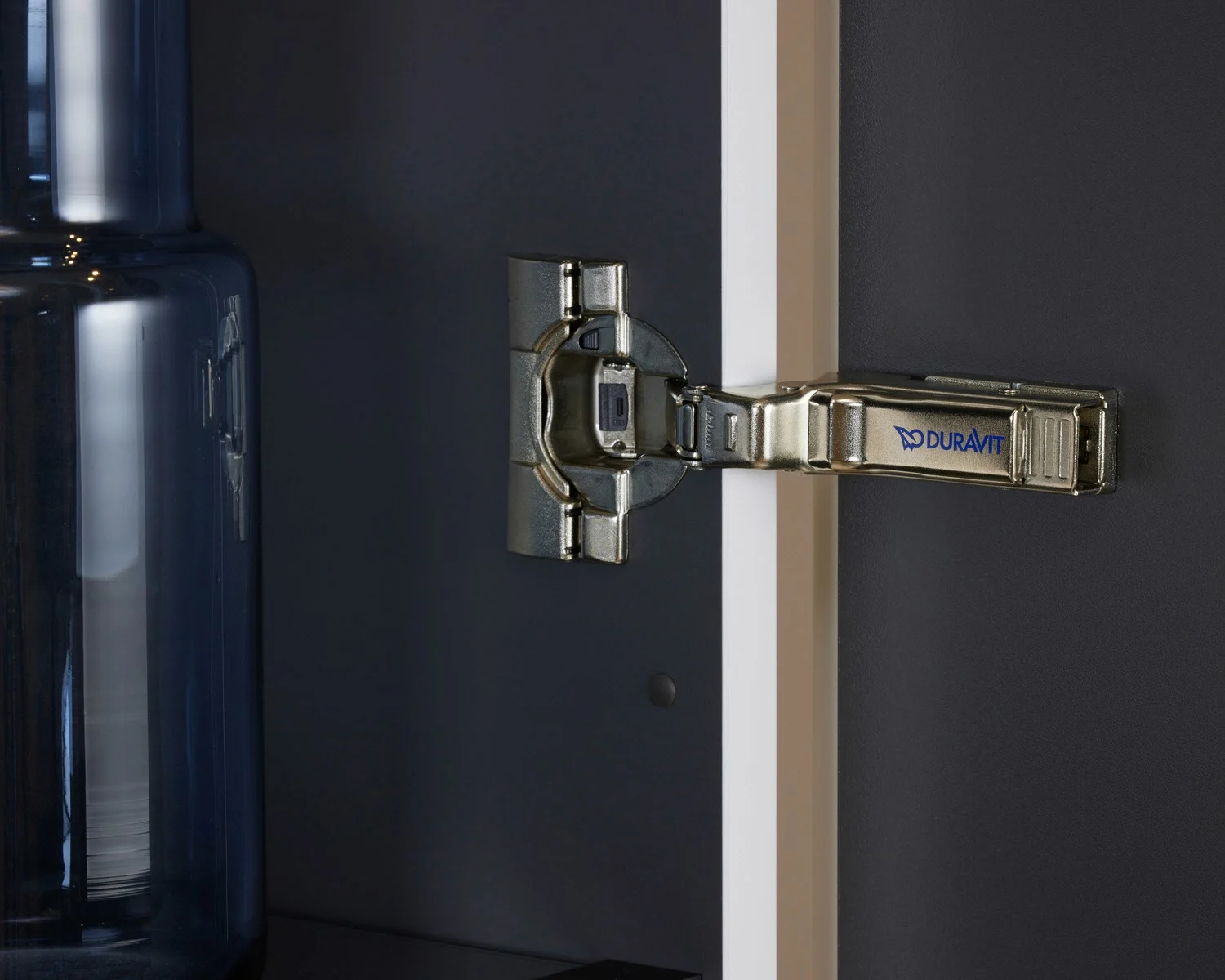 Zbliżenie zawiasu szafki z logo Duravit, Duravit