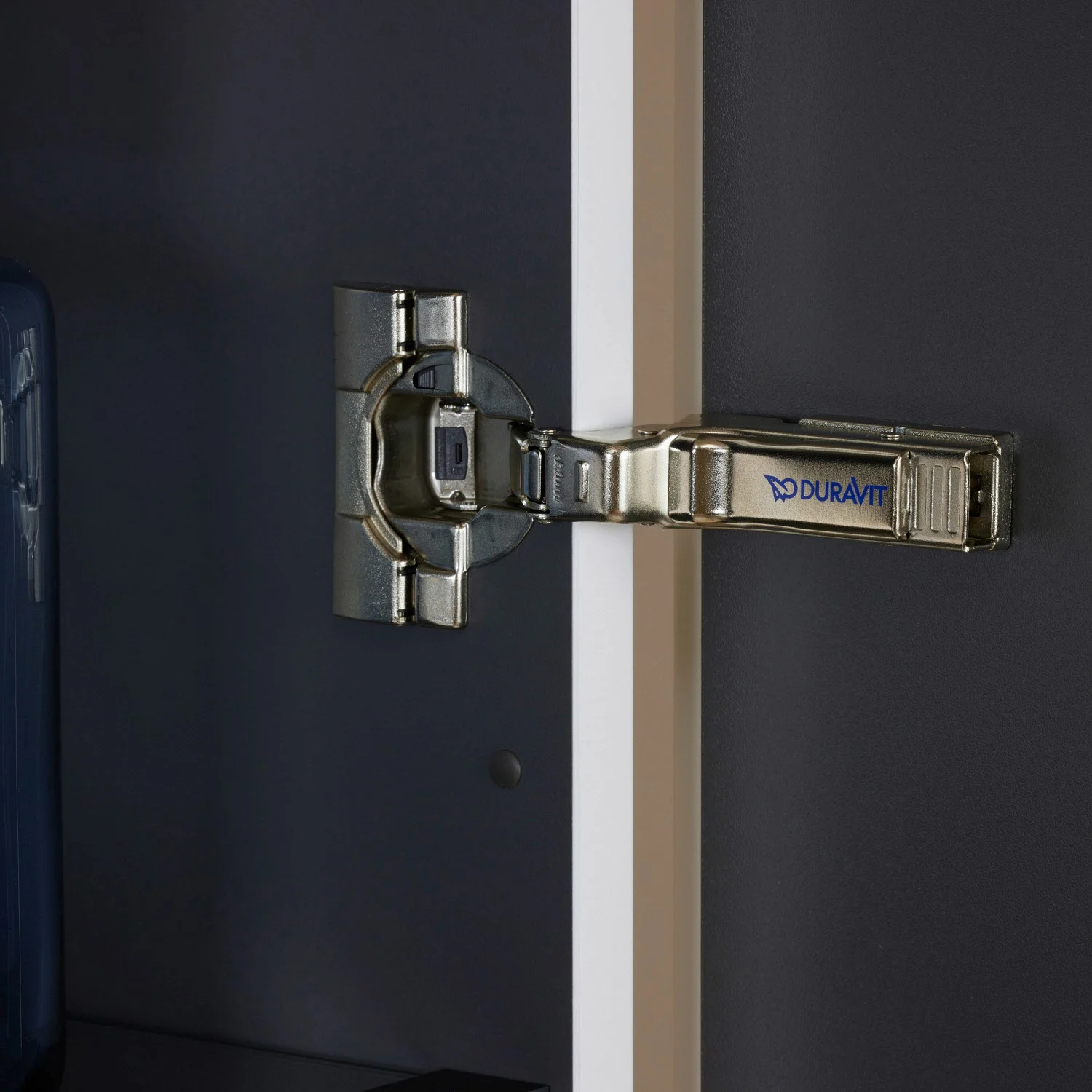 Zbliżenie na zawias szafki z logo Duravit, Duravit