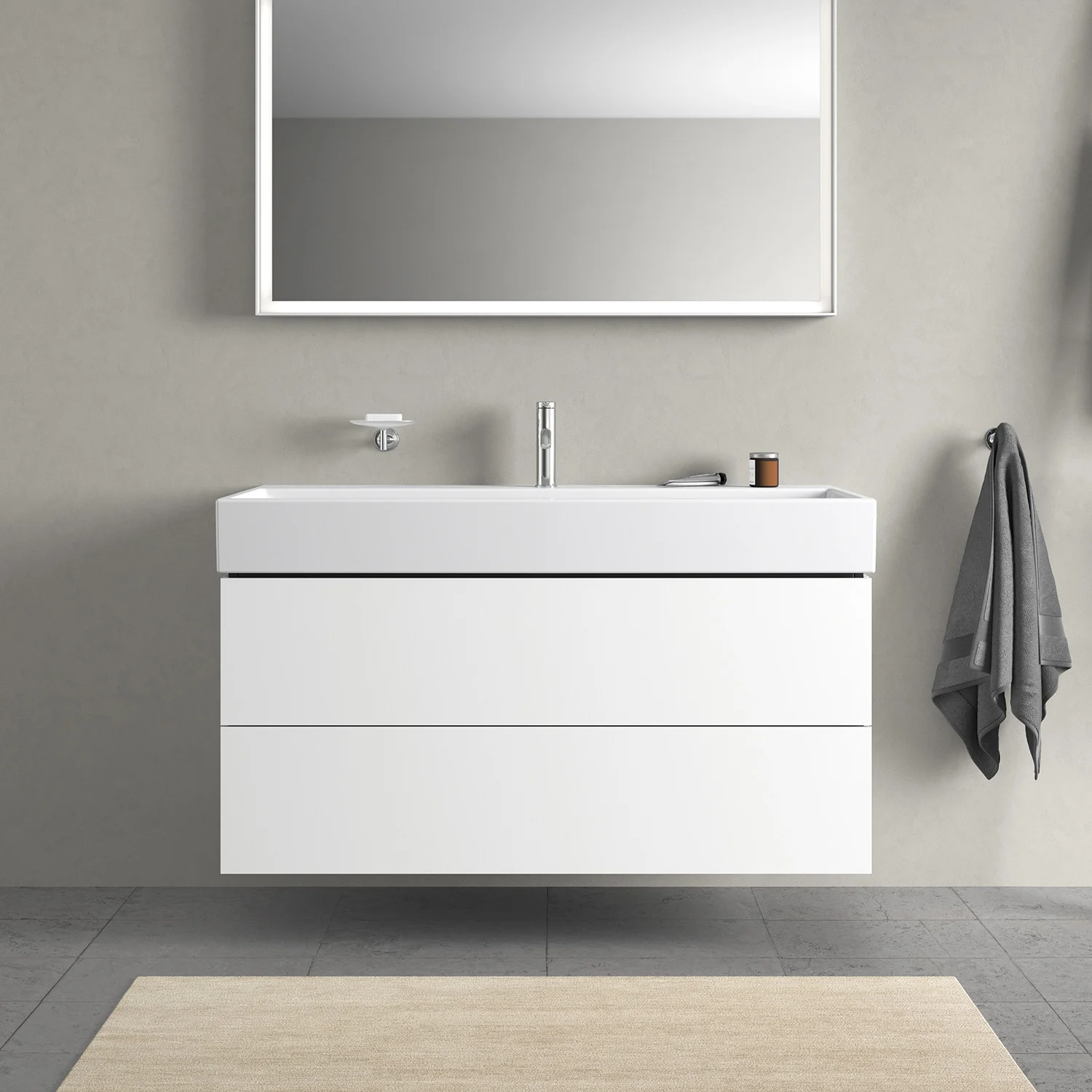 Biała umywalka z lustrem w łazience, Duravit