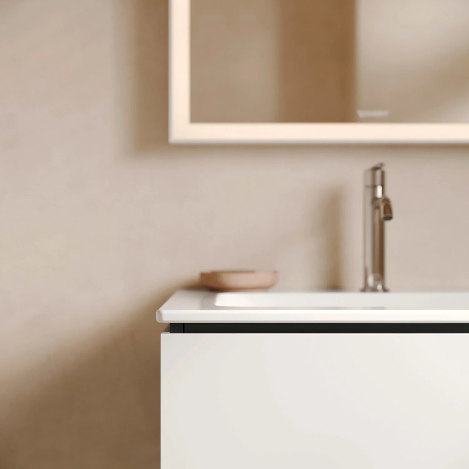 Zbliżenie białej szafki umywalkowej w łazience, Duravit