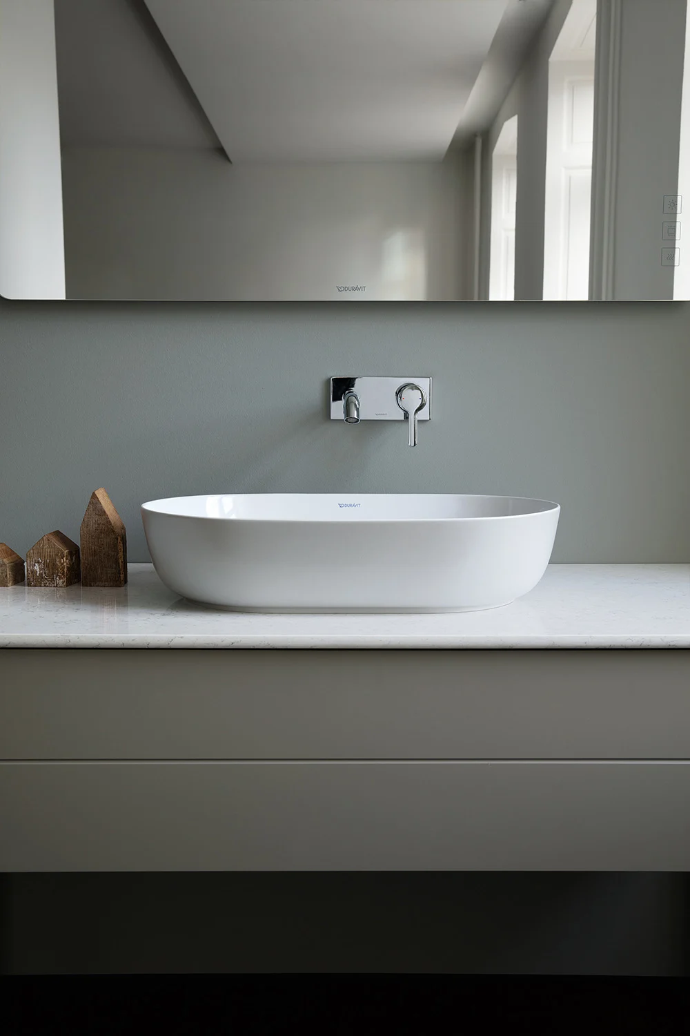Biała umywalka nablatowa z lustrem w łazience, Duravit