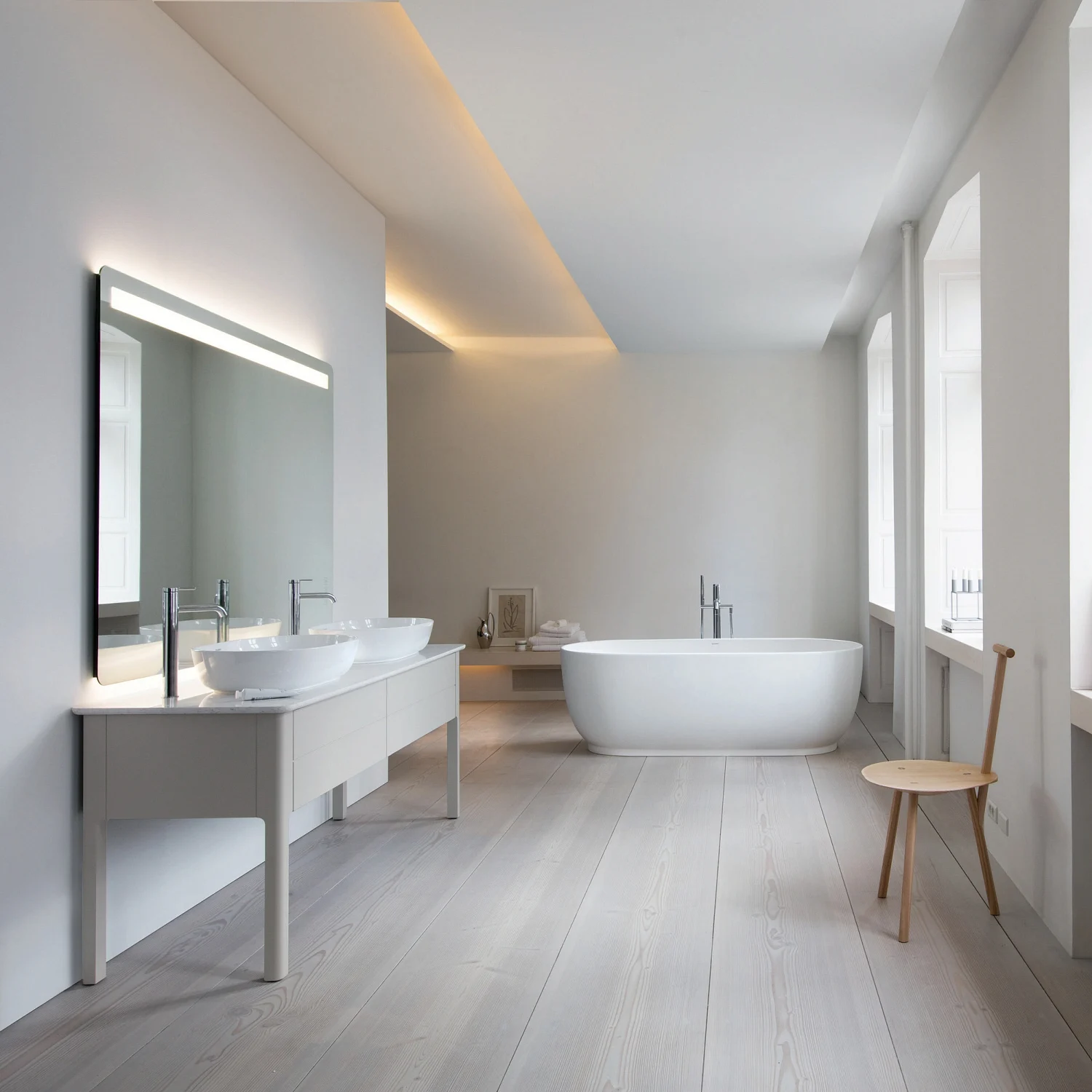 Wolnostojąca wanna w eleganckiej łazience, Duravit