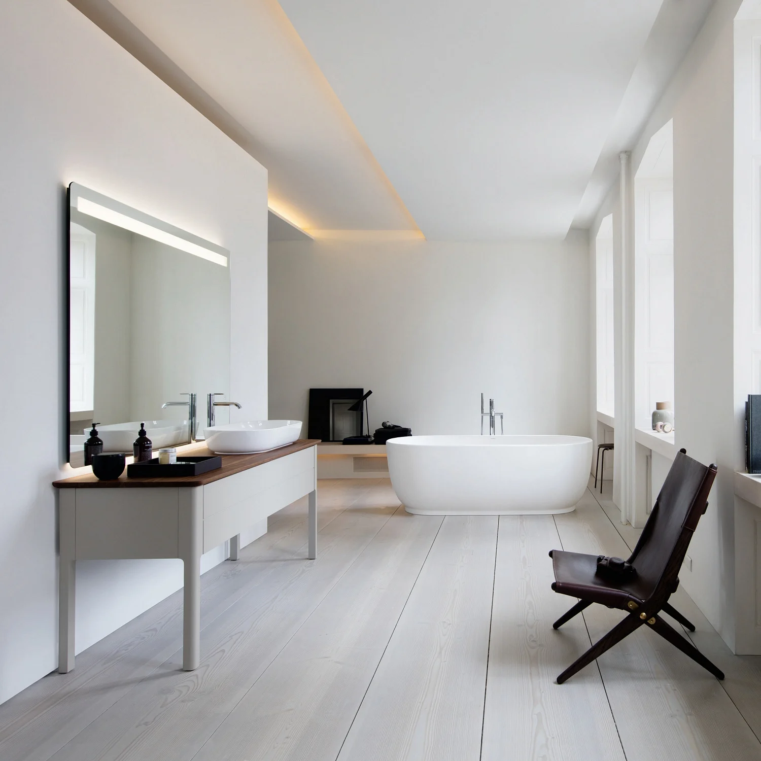Wolnostojąca wanna w stylowej łazience, Duravit