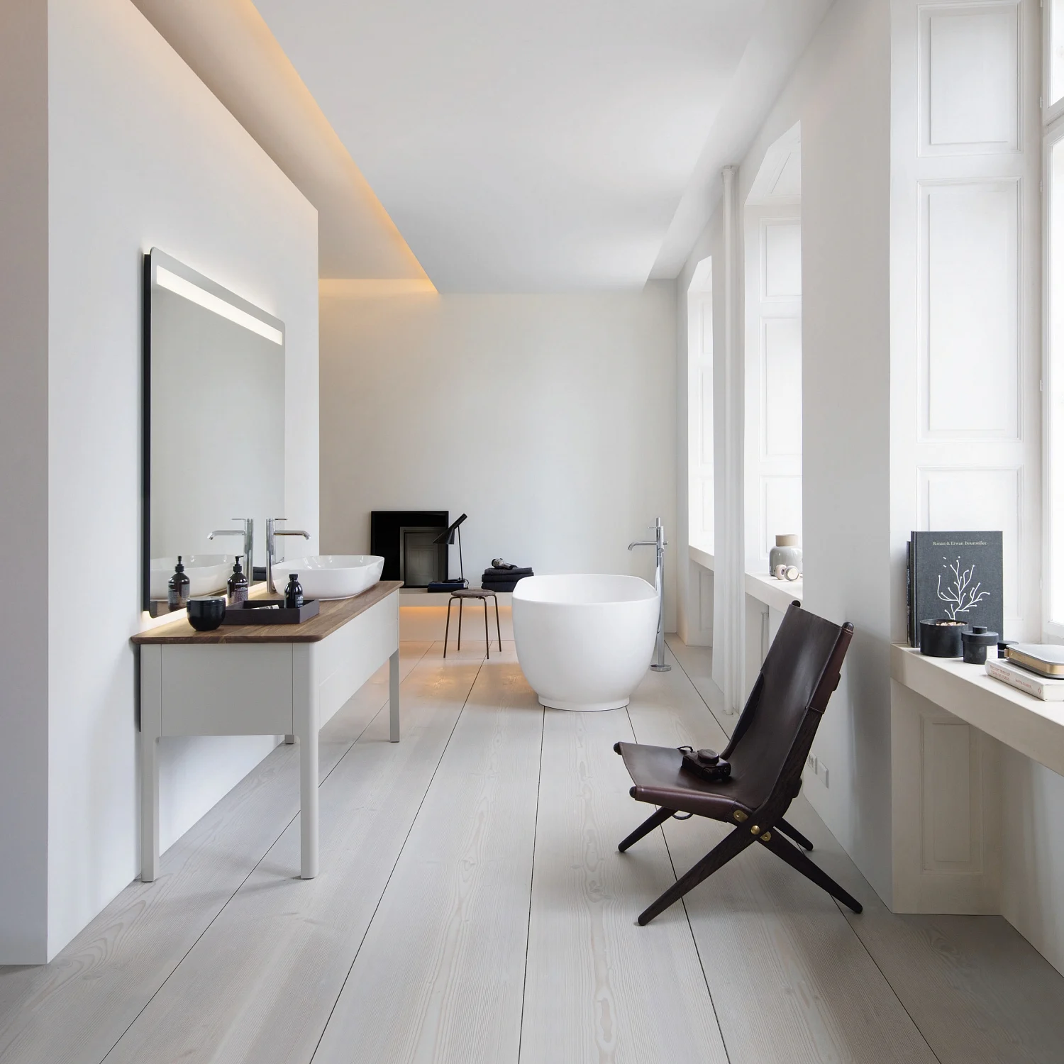 Wolnostojąca wanna w minimalistycznej łazience, Duravit