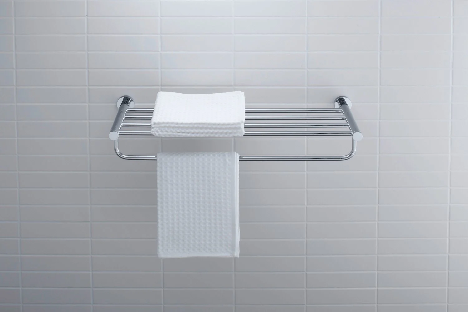 Wieszak na ręczniki z ręcznikiem w łazience, Duravit