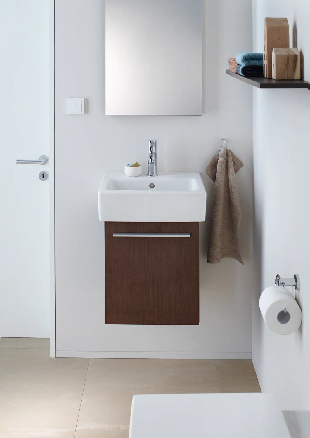 Umywalka z drewnianą szafką w łazience, Duravit