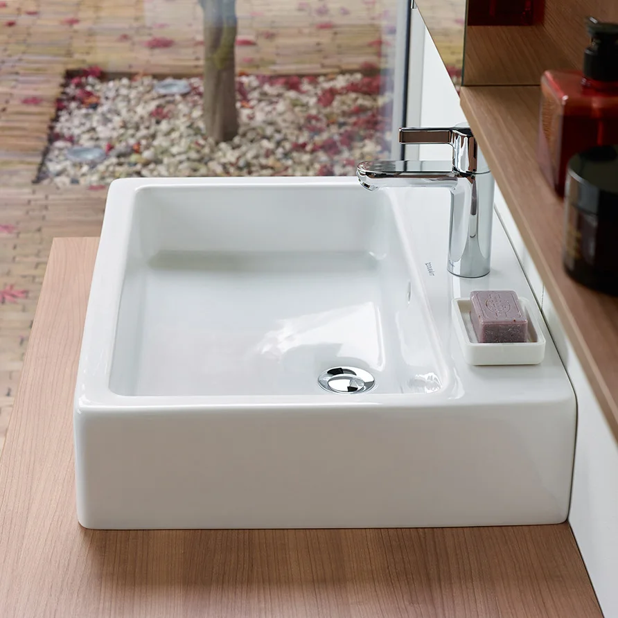 Zbliżenie białej umywalki, Duravit