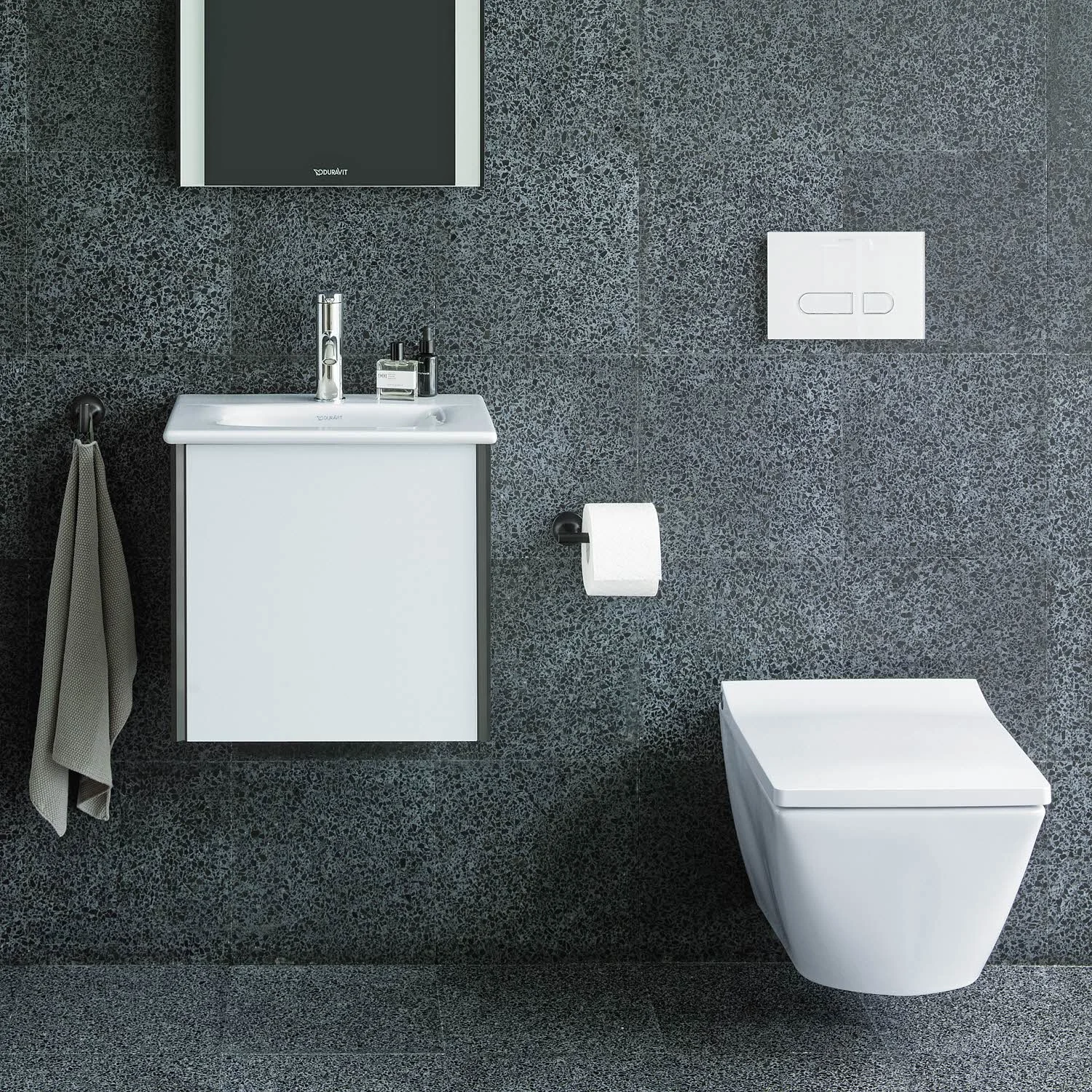 Widok z boku białej toalety ściennej w łazience, Duravit