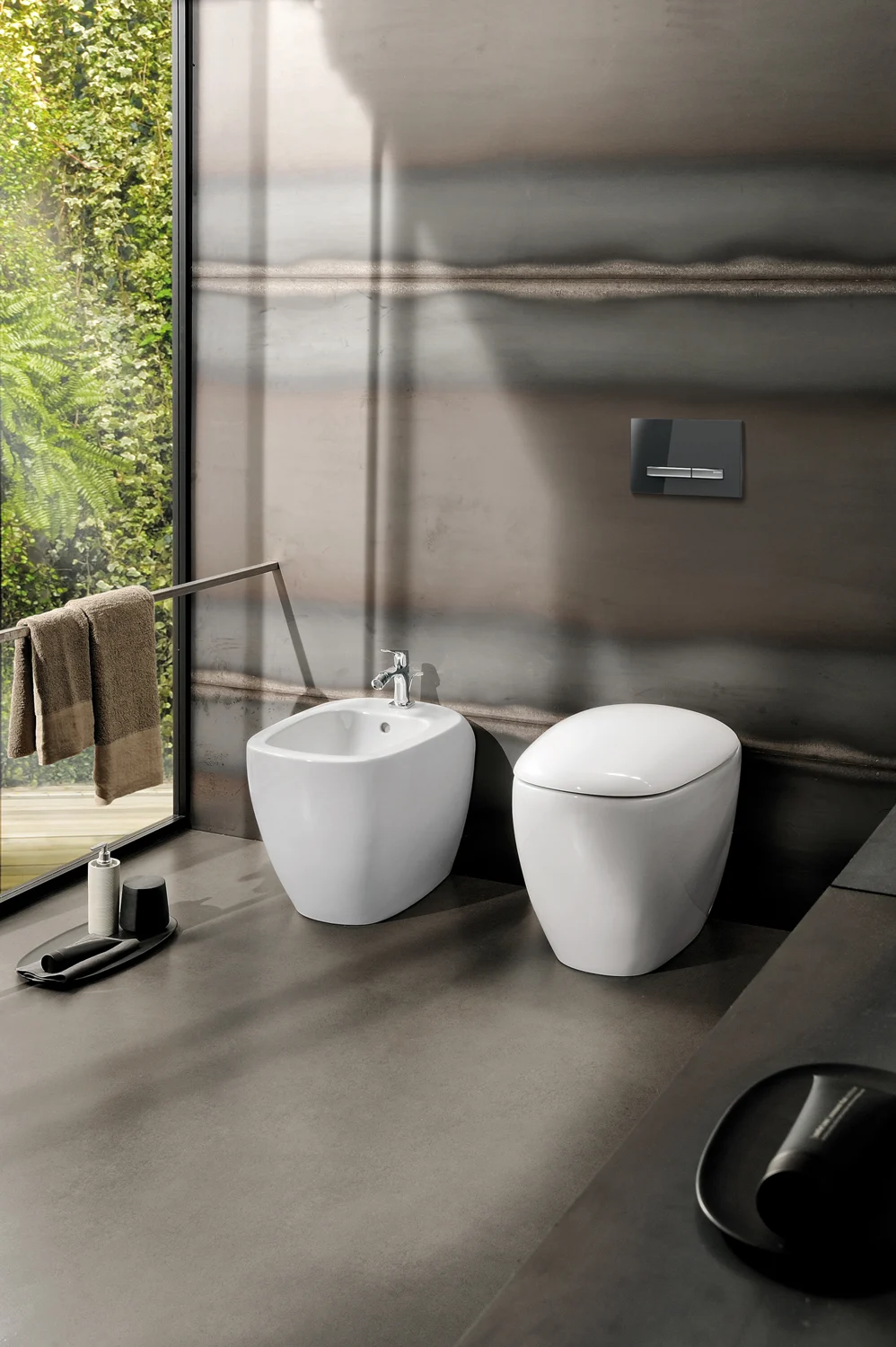 Toaleta i bidet w nowoczesnej łazience z widokiem na naturę, Geberit