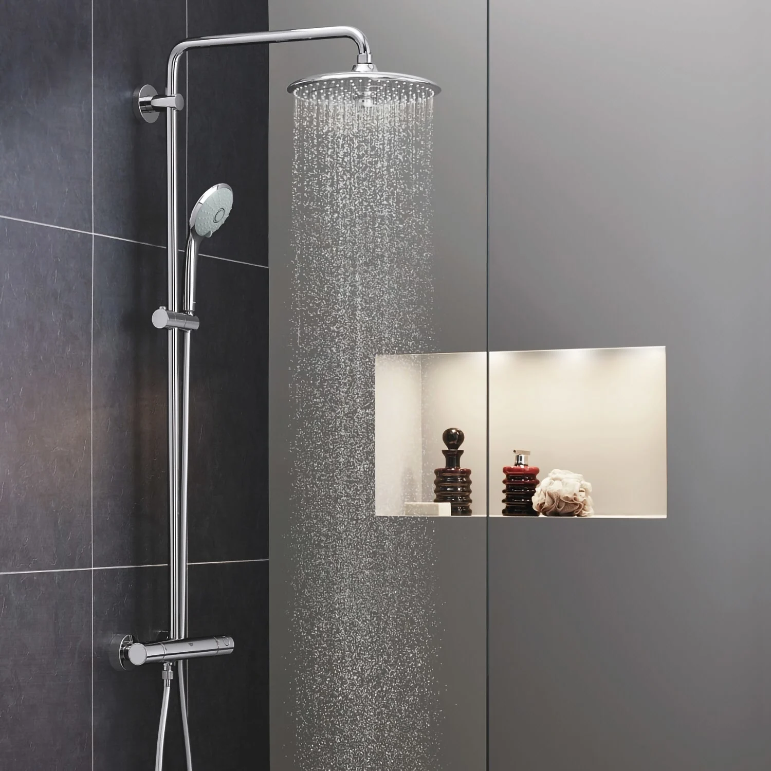 System prysznicowy z deszczownicą w nowoczesnej łazience, Grohe