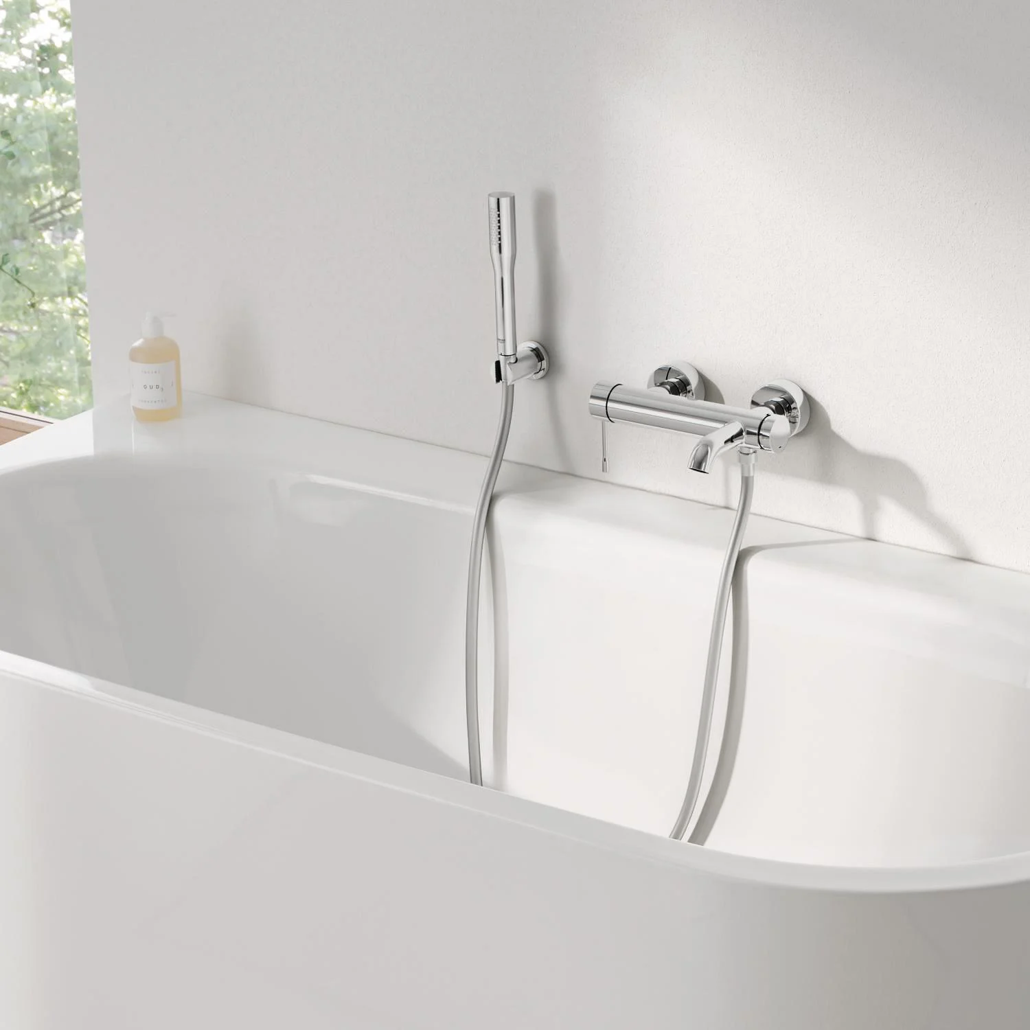 GROHE Essence New Einhand-Wannenbatterie mit Brausegarnitur Bild 2