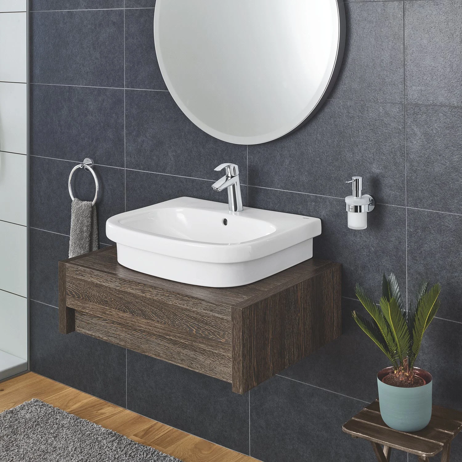 Łazienka z umywalką nablatową i lustrem, Grohe