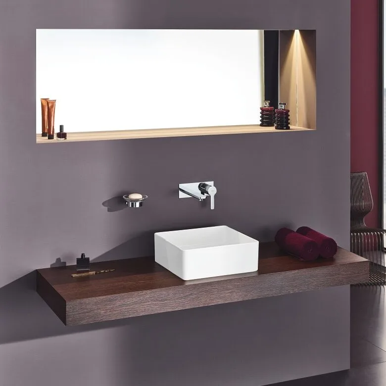 Łazienka z umywalką i lustrem, Grohe