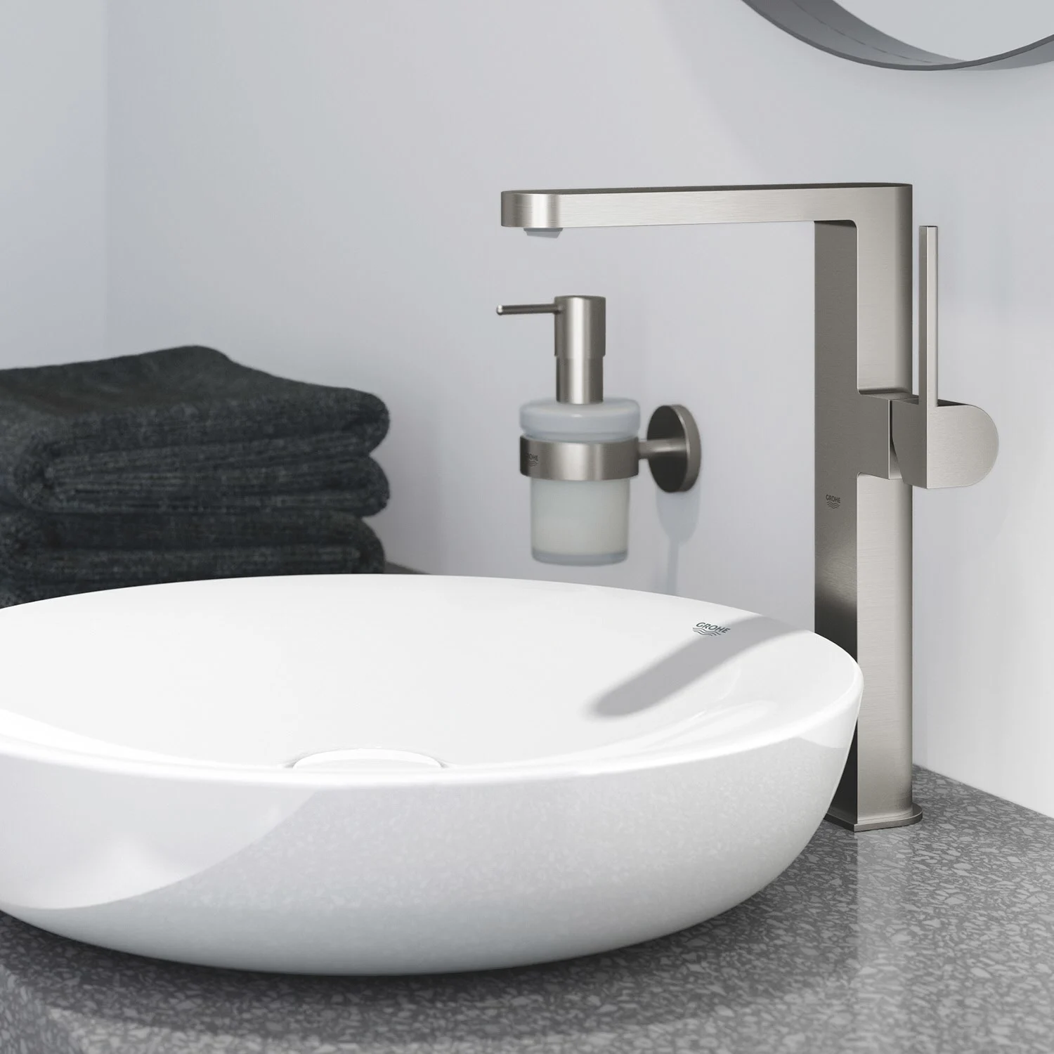 Bateria umywalkowa obok okrągłej umywalki w łazience, Grohe