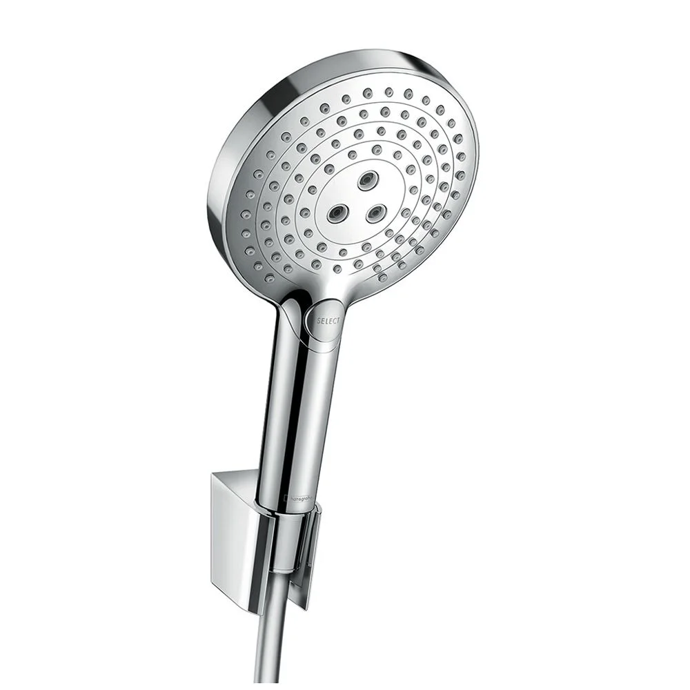 Zbliżenie głowicy prysznicowej, chromowane wykończenie, hansgrohe