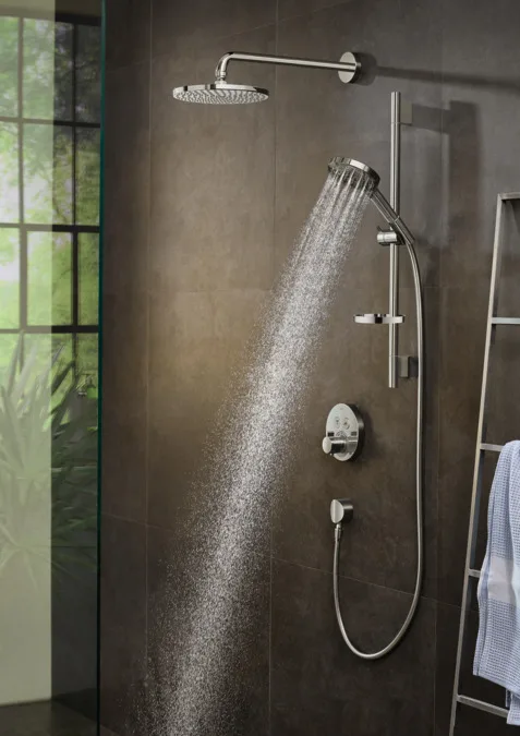 System prysznicowy z natryskiem w nowoczesnej łazience, hansgrohe