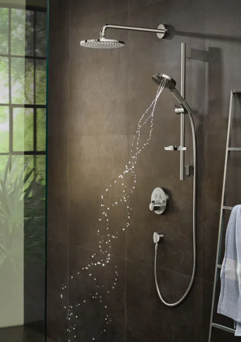 Prysznic z strumieniem wody w nowoczesnej łazience, hansgrohe