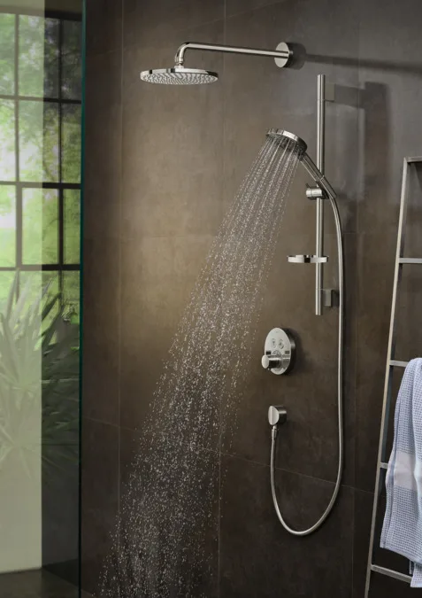 Prysznic z strumieniem wody w nowoczesnej łazience, hansgrohe