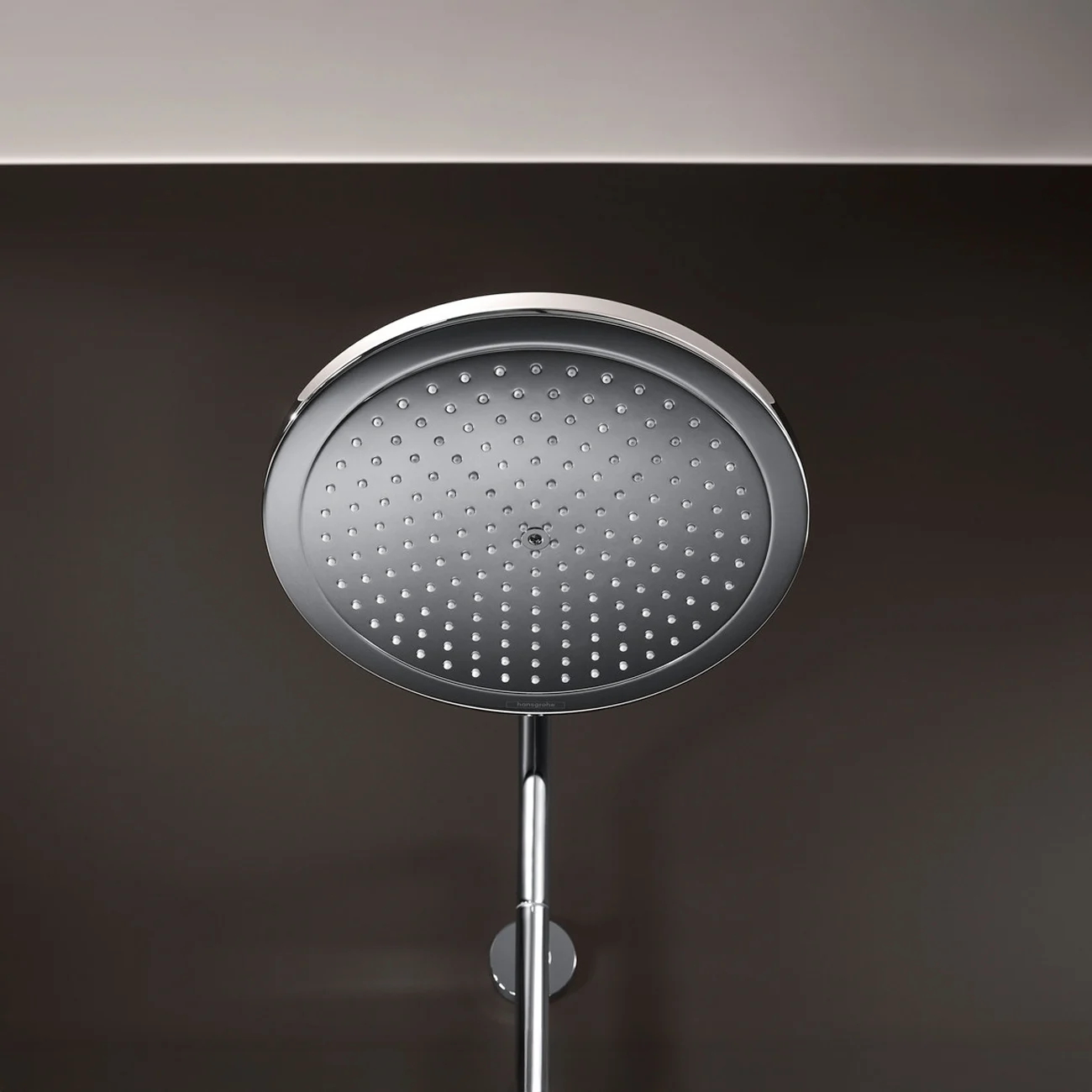 Zbliżenie okrągłej głowicy prysznicowej, hansgrohe