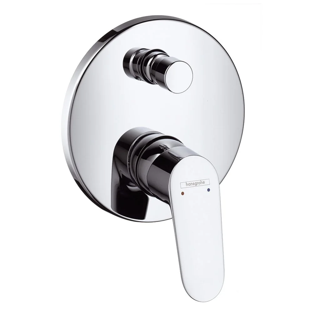 Chromowana bateria wannowa w widoku z przodu, hansgrohe